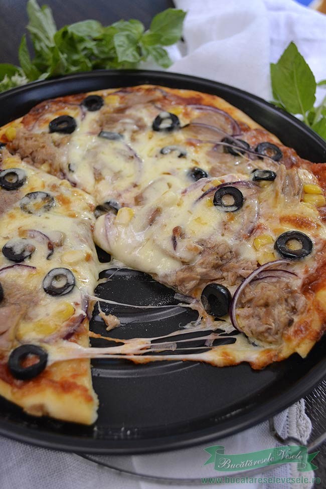 pizza-cu-ton-si-mozzarella-felie