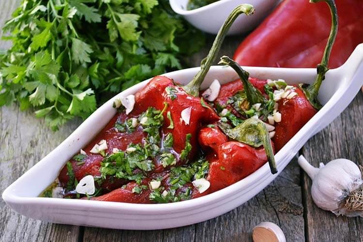 Salata de ardei copti cu usturoi