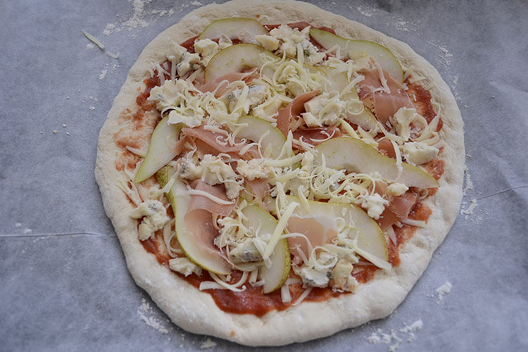 pizza cu pere si gorgonzola