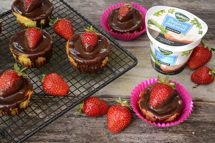 mini cheesecake cu ciocolata si capsune