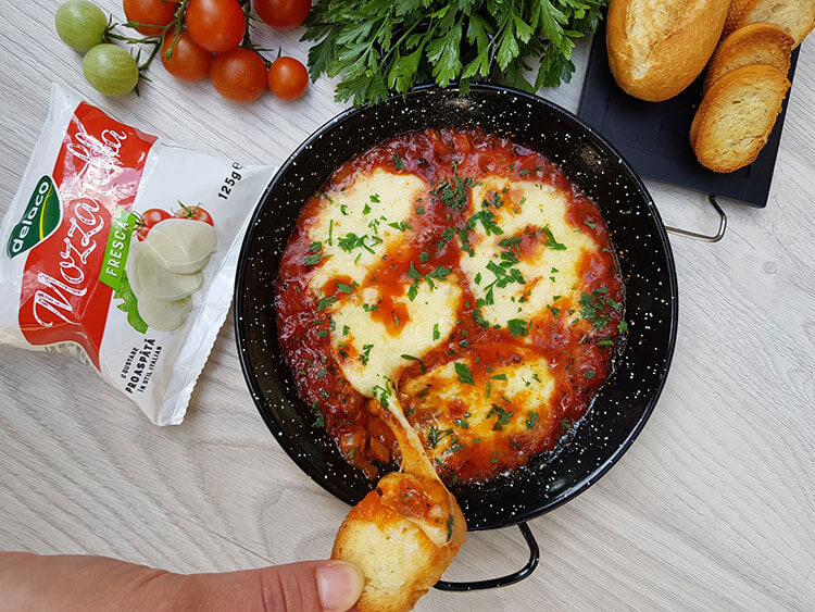 Mozzarella la cuptor in sos de rosii