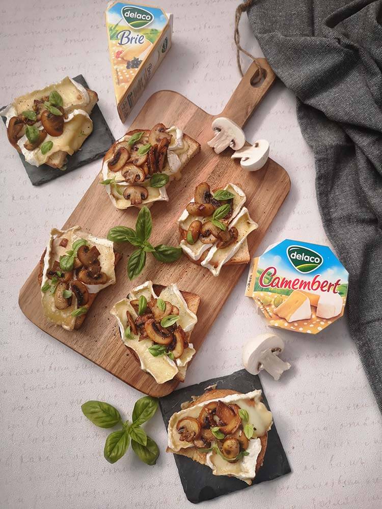 toast cu ciuperci si branza cu mucegai