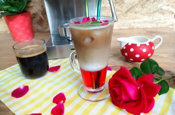 Cafea cu lapte si sirop de trandafiri