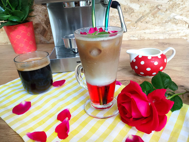 Cafea cu lapte si sirop de trandafiri