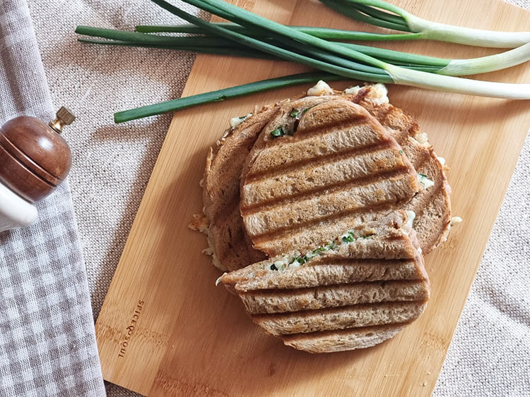 Sandvis cu cascaval si parmezan